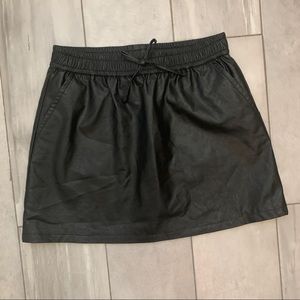 F21 Black Skirt (9/10 girls)